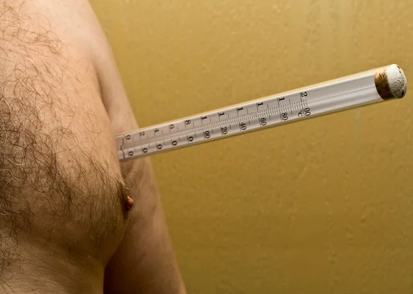 Homem medindo uma temperatura — Fotografia de Stock
