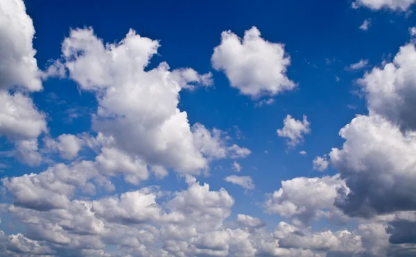 Летнее облачное небо — стоковое фото