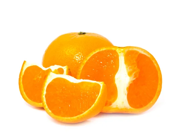 オレンジ色のマンダリンをカットします。 — ストック写真