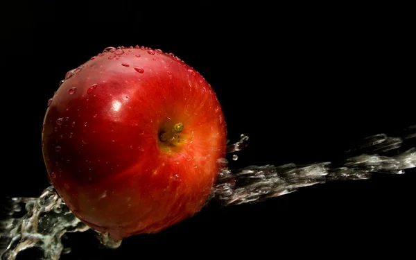 Apple и поток воды — стоковое фото