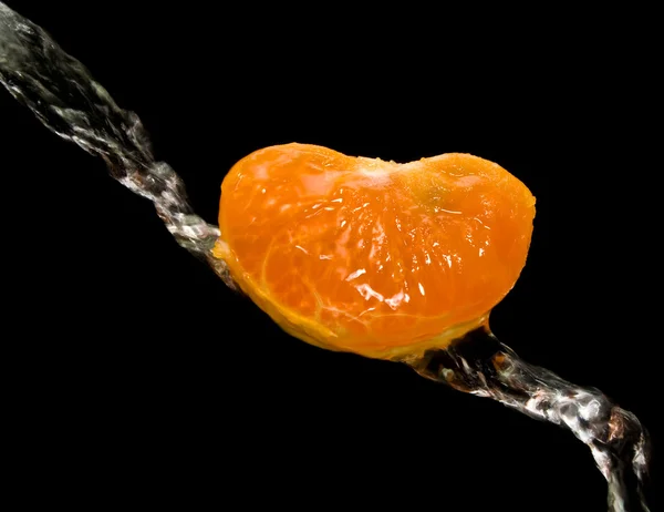 Lóbulo de mandarina está no fluxo de água — Fotografia de Stock