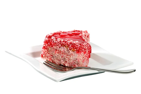 Tatlı kek kalp izole çatal ile bir plaka üzerinde — Stok fotoğraf