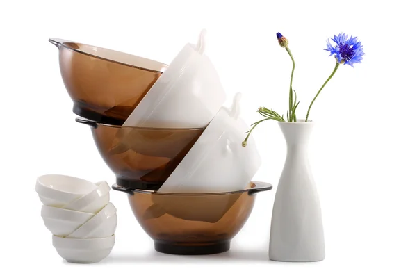Glaswerk en vaas met een bloem — Stockfoto