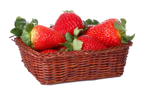 Fresas en una cesta aislada —  Fotos de Stock