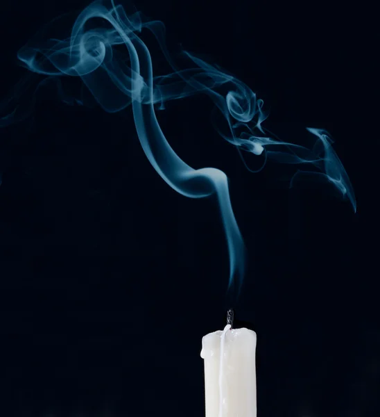 黑色背景上的烟熏和熄灭的蜡烛 — 图库照片