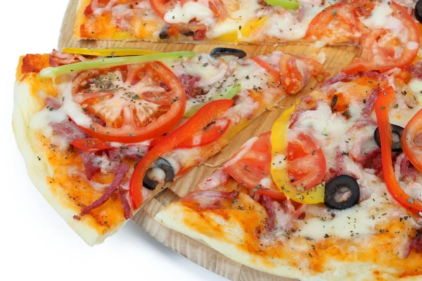 Pizza izole bir ahşap tahta üzerinde — Stok fotoğraf