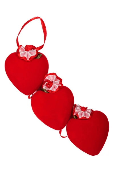 Dwa serca dekoracyjne wykonane z czerwonego aksamitu w izolacji — Zdjęcie stockowe