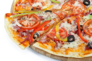 ahşap tahta üzerinde pizza