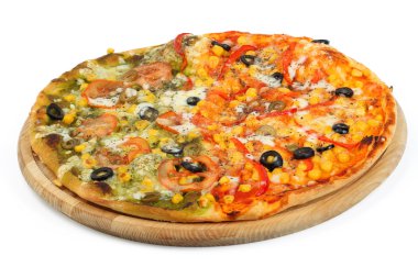 ahşap tahta üzerinde pizza