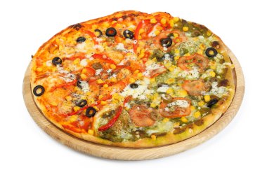 ahşap tahta üzerinde pizza