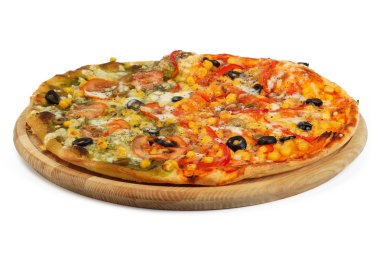 ahşap tahta üzerinde pizza