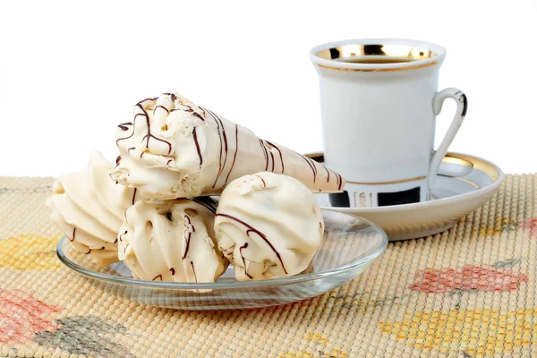 Rotoli di biscotto con panna e una tazza di caffè su un tovagliolo di bambù — Foto Stock
