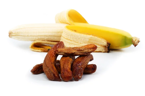 Сушеные бананы на фоне спелых бананов — стоковое фото