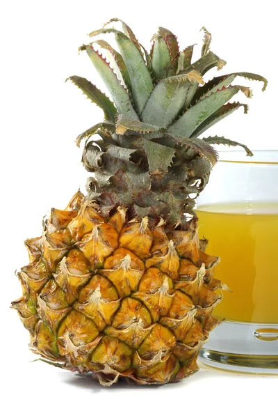 菠萝和一杯果汁在白色背景上孤立 — 图库照片