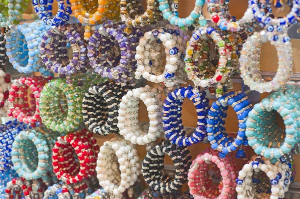 Kleurrijke bangles op een marktkraam — Stockfoto