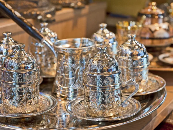 Turkish tea set at a market stall — Stock Photo, Image