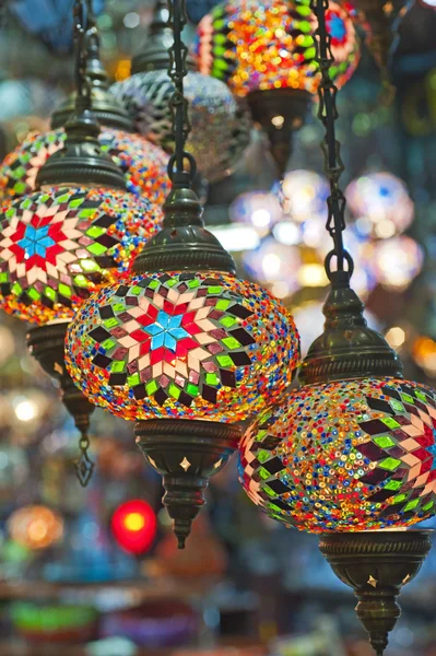 Luces de vidrio adornadas en un puesto de mercado — Foto de Stock