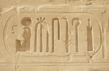 karnak Luxor Tapınağı'nda duvarlara hiyeroglif oymalar