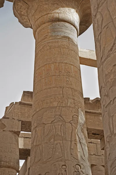 Karnak Luxor Tapınağı Nda Hiyeroglif Oymalar Içeren Sütunlar — Stok fotoğraf