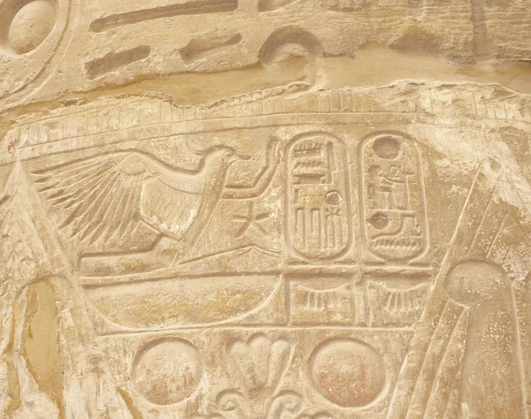 Hieroglyfické rytiny v Karnaku — Stock fotografie