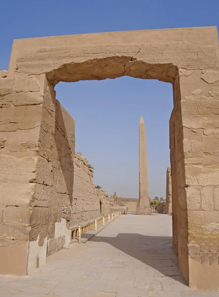 Vista Dos Obeliscos Templo Karnak Luxor Através Arco — Fotografia de Stock