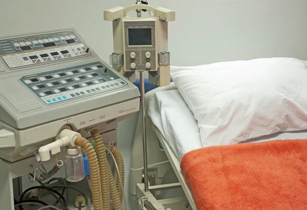 Beatmungsgerät neben einem Krankenhausbett — Stockfoto