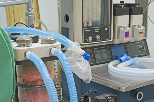 Крупный план больничного аппарата искусственной вентиляции — стоковое фото