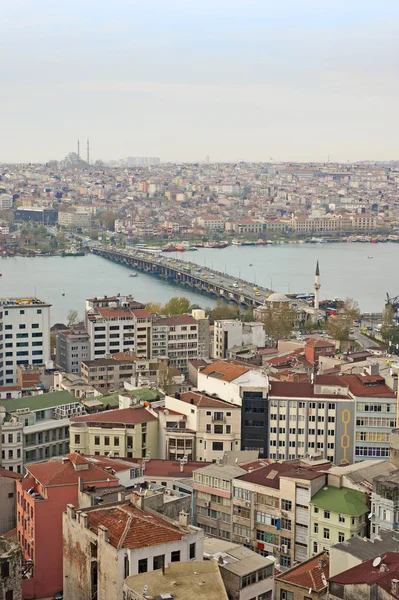 查看在土耳其的伊斯坦布尔部分与穿越博斯普鲁斯海峡河公路大桥 — 图库照片