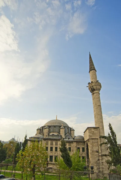 Μεγάλο Τζαμί Στο Κέντρο Της Κωνσταντινούπολης Τουρκία Μπλε Ουρανό — Φωτογραφία Αρχείου