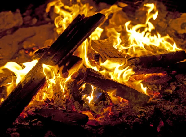 Odun yanan bir ateşin ortasına — Stok fotoğraf