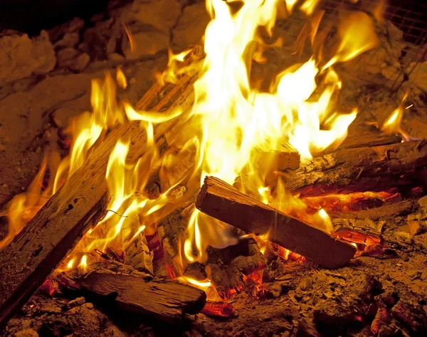 Madeira queimando em uma fogueira — Fotografia de Stock