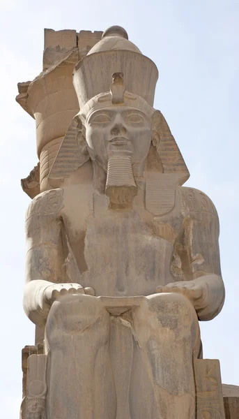 Статуя Ранса II в храме Луксора — стоковое фото