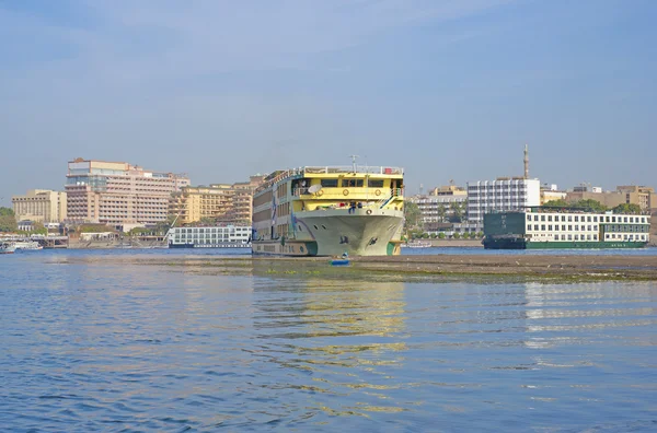 Grande Barco Fluvial Nilo Egito Com Hotéis Segundo Plano — Fotografia de Stock