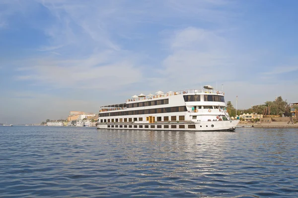 Großes Flussboot auf dem Nil — Stockfoto