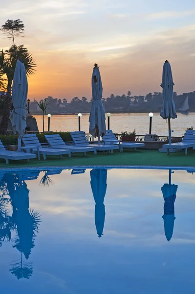 查看从一个酒店游泳池与日落 — 图库照片
