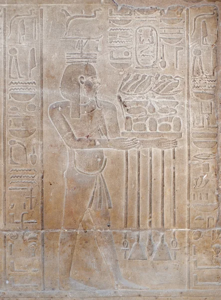 エジプト ルクソール神殿で壁にエジプトの象形文字の彫刻 ストックフォト