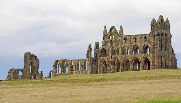Oude abdij aan de kust — Stockfoto