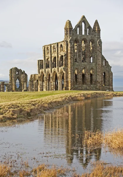 Resterna Forntida Engelska Klostret Med Reflektion Vatten — Stockfoto