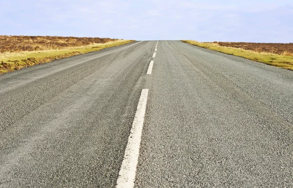 田舎地平線に向かってで単一の車線の道 — ストック写真