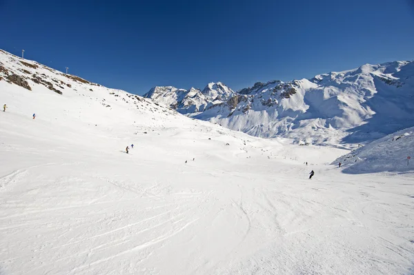 Vista Para Baixo Uma Pista Com Esquiadores Montanhas — Fotografia de Stock