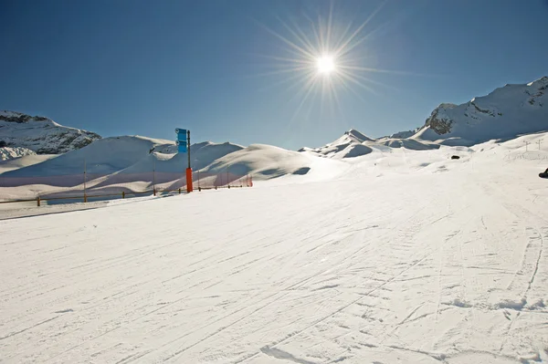 Widok na stok narciarski w słońcu — Zdjęcie stockowe