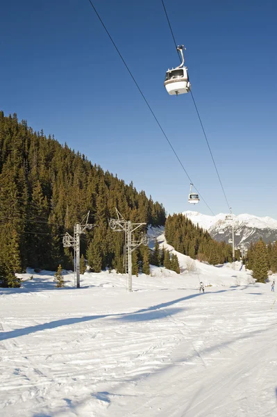 Teleférico Sobre Una Pista Esquí Entre Los Árboles —  Fotos de Stock