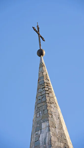 十字架を持つ教会の尖塔 — ストック写真