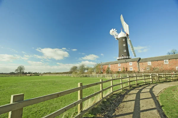 Tradiční větrný mlýn v přírodě — Stock fotografie