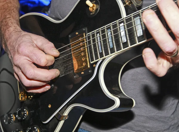 Guitarrista tocando guitarra elétrica — Fotografia de Stock