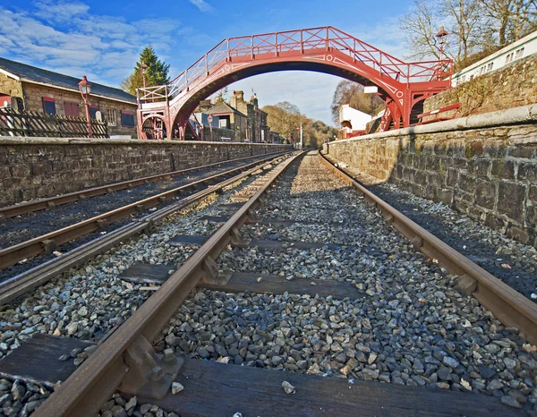 Vasúti pálya egy régi állomáson — Stock Fotó