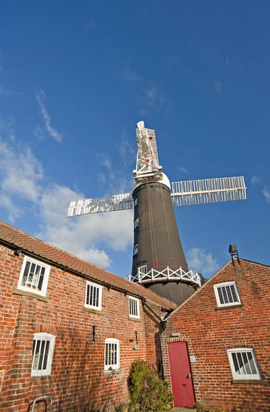 Traditionelle Funktionierende Windmühle Einem Getreidespeicher Auf Dem Land — Stockfoto