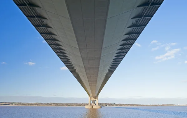 Grande ponte sospeso su un fiume — Foto Stock