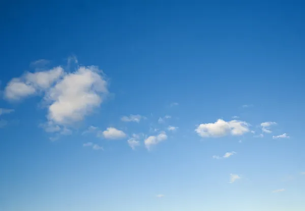 Litet Cumulusmoln Klarblå Himmel — Stockfoto