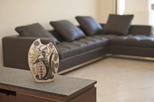 Vaso ornamentado em uma prateleira na sala de estar — Fotografia de Stock